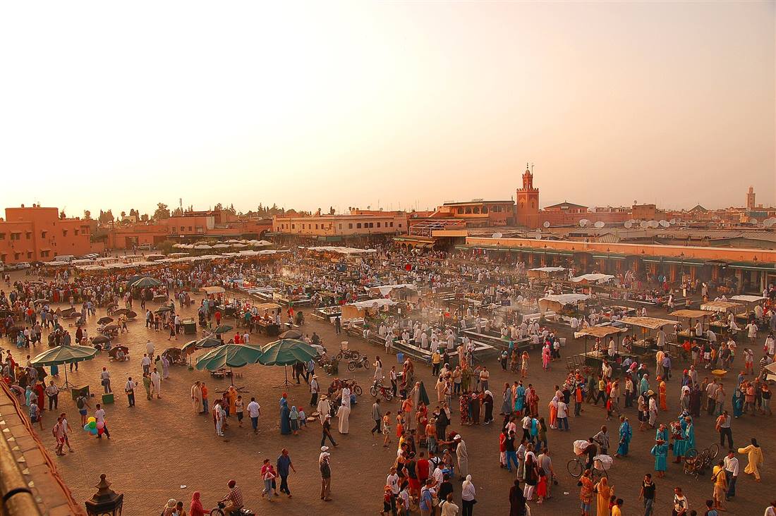 Blick über den Platz Djemaa el-Fna in Marrakesch bei Sonnenuntergang