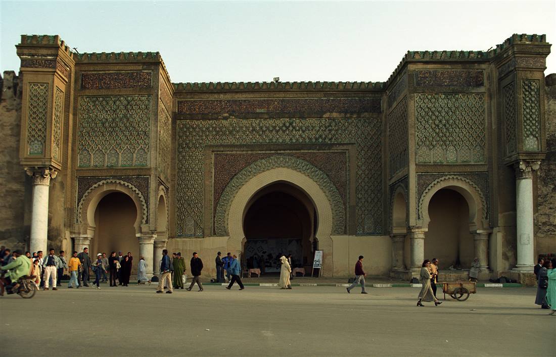 Das reich verzierte Stadttor Bab Mansour in Meknes