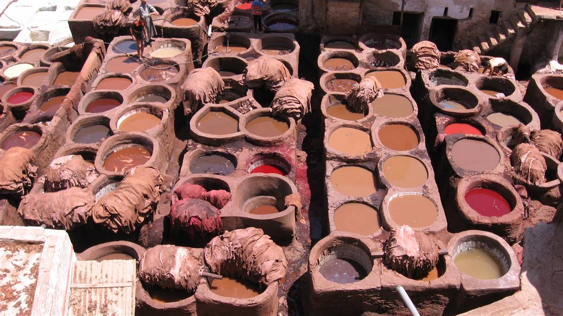 Farbige Steinbottiche der Chouara-Gerberei in Fes von oben