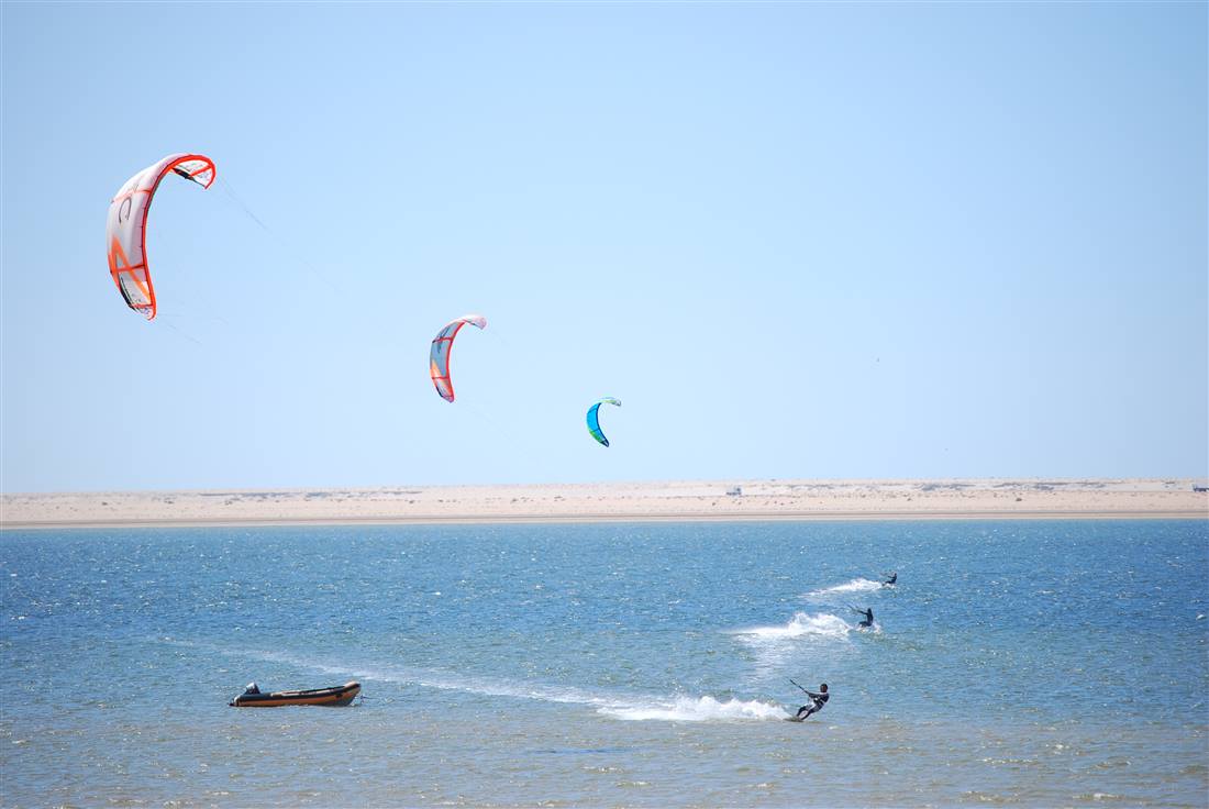 Kitesurfer in der Lagune von Dakhla vor der Sahara