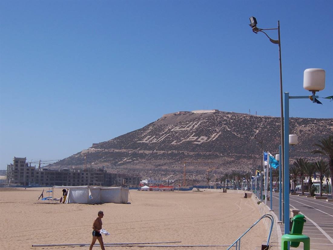 Strand von Agadir mit dem Hügel Agadir Oufella im Hintergrund